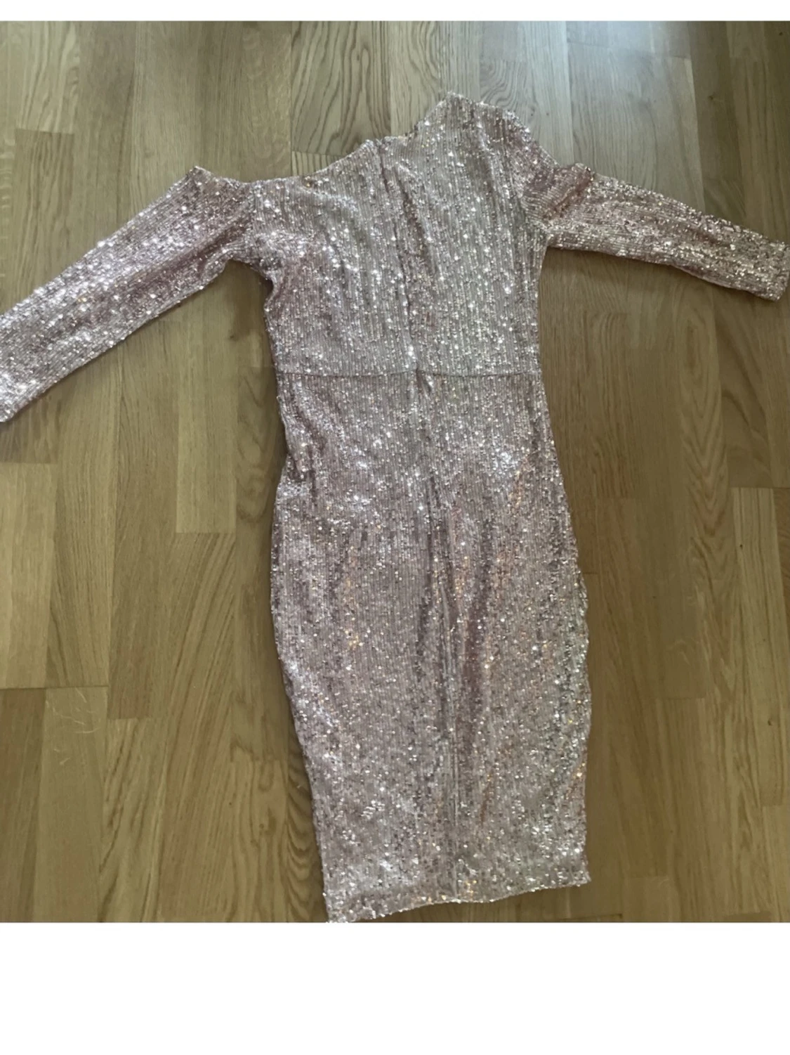 Glittrig ljusrosa paljettklänning
