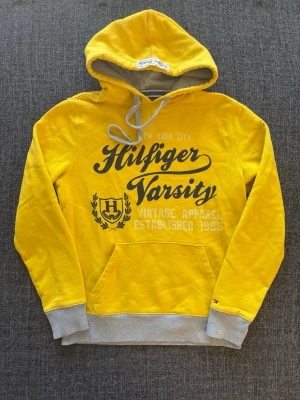 Tommy hilfiger hoodie ~ sällsynt modell  - Tommy Hilfiger hoodie gul | st M | Snygg hoodie i gul färg med klassisk Tommy Hilfiger design. Sällsynt och eftertraktad modell. Vintage 2000’s modell som inte längre produceras. Perfekt nu till våren/sommaren 🏄 Kan även gå ner lite i pris vid snabb affär! 