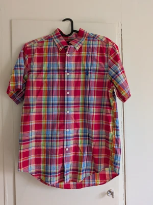 Kortärmad Ralph Lauren skjorta  - Tjena! Jag säljer en riktigt snygg Ralph Lauren skjorta😁 Den är i mycket bra skick och har inga fläckar eller skador☺️ Den är självklart äkta✅ Skicka om du har några frågor och kolla in min profil för mer billiga märkeskläder😄