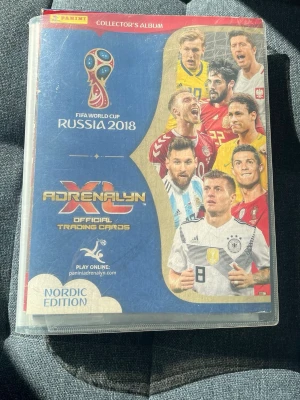 Fotbolls kort olika från 2018-2019 -  Säljer fotbollskort från 2018 till 2019 främst jag lägger ett pris så är det bara komma och köpa eller buda.+ man får med mappen. Och det är många fler sidor med kort så skicka vi intresse så skickar jag resten av alla kort 