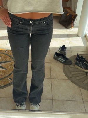 svarta lågmidjade jeans - svarta jeans med låg midja! skriv för fler bilder 