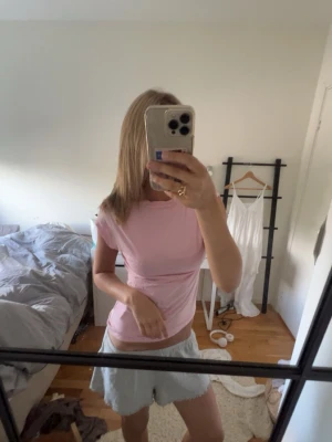 Ljusrosa kortärmad t-shirt - Bred vid nacken!  Jag står inte för frakt, tar gärna emot bud under det satta priset för kompromiss!💗   Allt jag säljer är i stort sätt i nytt skick för ett lägre pris, kolla in resten av mina artiklar i min profil!