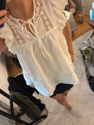 Vit blus med spets och volang - Supersöt vit blus med broderade spetsdetaljer och volangärmar. Blusen har knytband vid halsen. I storlek 34 (xs), men passar lätt S också. Från New Look!☺️☺️ köpt på Zalando 