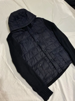 Unik Mörkblå cardigan - Riktigt snygg mörkblå cardigan med avtagbar luva . Snygga fickor och allmänt väldigt clean. Storlek XL, sitter som S. Fint skick. Skriv vid minsta intresse 😀