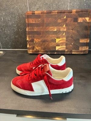 Valentino flycrew - 2500kr  Cond 8/10  Alla nitar kvar.  Size 41, passar större