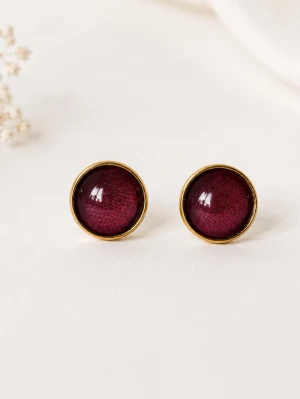 Burgundy örhängen  - Tjusiga nya örhängen i färgen burgundy.                       Mått: 12mm i diameter                                                        Material: Guldfärgad mässing. Glas                                                                 Örhängena skickas i en hård fin liten kartong där smycket är omsorgsfullt inslaget i vackert silkespapper.