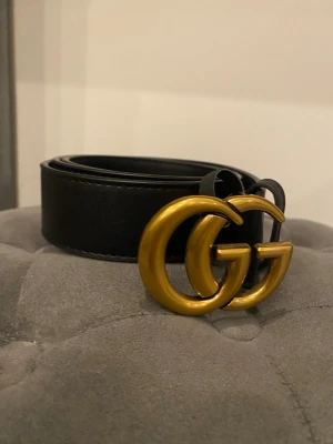 Skärp G  - Fint oanvänt skärp G. Går att göra egna hål om så önskas. Längd: ca 110 cm. 