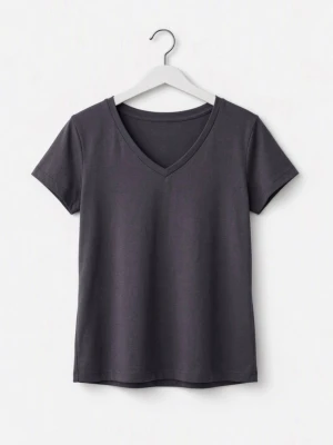 Mörkgrå v-ringad t-shirt Basic You - En enkel och stilren mörkgrå t-shirt från Basic You i ekologisk bomull. T-shirten har v-ringning och korta ärmar, perfekt för en avslappnad look. Passformen är normal och materialet känns mjukt mot huden.