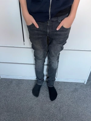 Levis jeans - Svarta skit snygga jeans. Använda ett få antal gånger och pris kan diskuteras
