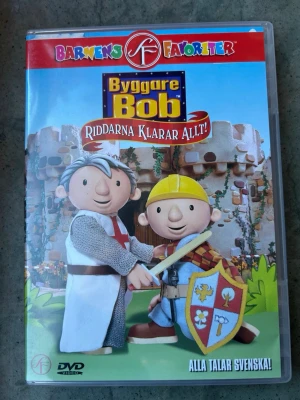 Byggare Bob: Riddarna klarar allt DVD - DVD-film med Byggare Bob. Filmen heter "Riddarna Klarar Allt!" och är en del av "Barnens Favoriter"-serien. Den har svenskt tal och är i formatet 16:9. Speltiden är 45 minuter. Utgiven 2003.  Finns på språk: Svenska, Engelska   OBS!! skivorna är begagnade så det kan förekomma repor/hairlines på skivorna, men då jag kollar igenom alla filmer jag säljer garanterar jag att alla funkar felfritt om inget annat står! :)