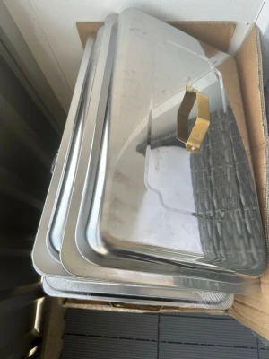 Stapel med rostfria lock - Säljer flera rektangulära lock i rostfritt stål med guldfärgade handtag. Perfekta till storköksbruk eller catering, passar till stora bleck eller formar. Snygg och enkel design som är lätt att rengöra.     VARAN KAN INTE SKICKAS!!