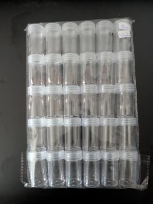 30 st små genomskinliga plastburkar - Säljer ett set med 30 små genomskinliga plastburkar med skruvlock. Perfekta för att förvara små mängder smink, glitter, pärlor eller andra skönhetsprodukter. Cylindrisk form och tillverkade i klar plast som gör det enkelt att se innehållet.