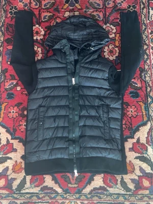 Moncler cardigan svart  - Säljer en helt oanvänd moncler cardigan, hör av er vid frågor.