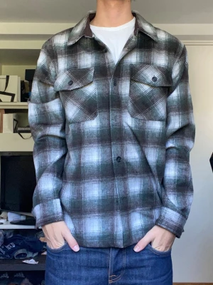 Flanell skjorta från America today - En snygg och stilren flanellskjorta från america today i storlek M. Skjortan saknar 2 knappar (längst ner och tredje längst ner) men är funktionell och inget man tänker på. Han på bilderna är 179 cm. Har du några frågor? Fråga på