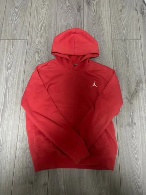 Röd hoodie från Jordan med logga - Använd bara några gånger och i mycket bra skick , pris kan diskuteras 