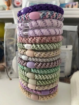 Färgglada spiralformade hårsnoddar - Säljer ett set med  Knekkis i olika färger som lila, rosa, grön, beige och silver. Perfekta för att skapa snygga frisyrer och hålla håret på plats utan att slita. En av dem är äkta!! Kontakta mig vid frågor!🤗🌸