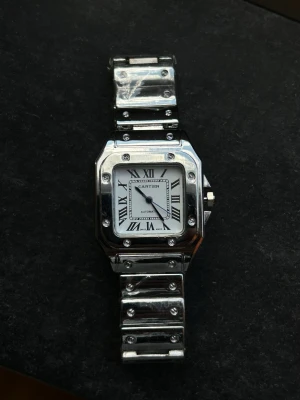 Santos klocka vit tjejmodell 30mm - Kommer med batteri och har justerbart armband. Tjej modellen har lite mindre urtavla. Skicka ett meddelande om du har några frågor!