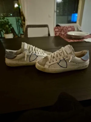 Phillip model  - Riktigt fina och sköna phillip model skor säljer pga dom är för små och fraktar iväg Riktigt snabbt🤟🏿🙏🏼   pris kan diskutera. små defekter på sulan asså de är ba lite fågelskit men kan tvätta innan dom skickas iväg