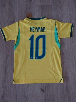 Neymar #10 Brazil World cup kit - Hej! Säljer nu denna helt nya Neymar tröja från när Brasilien spelade i VM. Om du har några frågor så är det bara att skriva privat till mig!