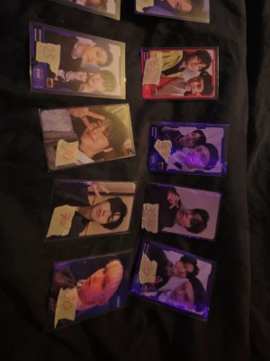 stray kids photocards  - Säljer olika stray kids photocards från olika album och annat. Priser står på korten men kan sänka prisen på dom flesta. Kan sälja alla i set för 400 kr