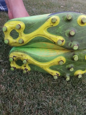 Gröna Puma fotbollsskor med dobbar - Säljer ett par grymma fotbollsskor från Puma i limegrönt med gula detaljer och svarta loggor. Skorna har fasta plastdobbar och snörning för bra passform. Perfekta för spel på gräsplaner och för dig som vill sticka ut på planen. Pris kan diskuteras 