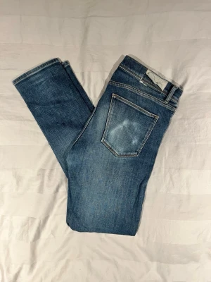 J.Lindeberg jeans  - Ljusblå J.Lindebrg jeans! Storlek 31/32! Skick: Bra! Jeansen sitter slim!  Pris 599! Kontakta om frågor eller bilder! 
