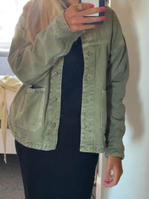 Populär zara jeansjacka - Snygg och eftersökt zara jeansjacka som inte säljs i denna färg längre, ser helt ny ut och är diskuterbart i pris💕