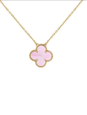 Guldhalsband med rosa fyrklöverhänge - Snyggt halsband med en tunn guldfärgad kedja och ett fyrklöverformat hänge i ljusrosa pärlemor. Hänget har en dekorativ guldfärgad kant som ger en exklusiv känsla. Perfekt för dig som gillar unika och trendiga smycken.