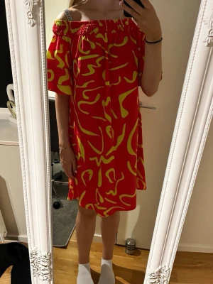  offshoulder klänning - Snygg rosa och gul klänning. Vid funderingar skriv.💕