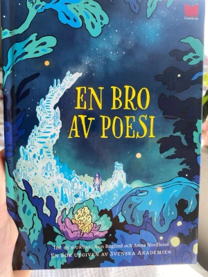 En bro av poesi - En bro av poesi är en färgstark och fantasifull bok med dikter ur den svenska litteraturskatten, tolkade av samtida illustratörer. Omslaget har ett magiskt motiv i blått, grönt och lila med en sagolik bro och stjärnhimmel. Perfekt för dig som vill utforska poesi på ett nytt sätt.