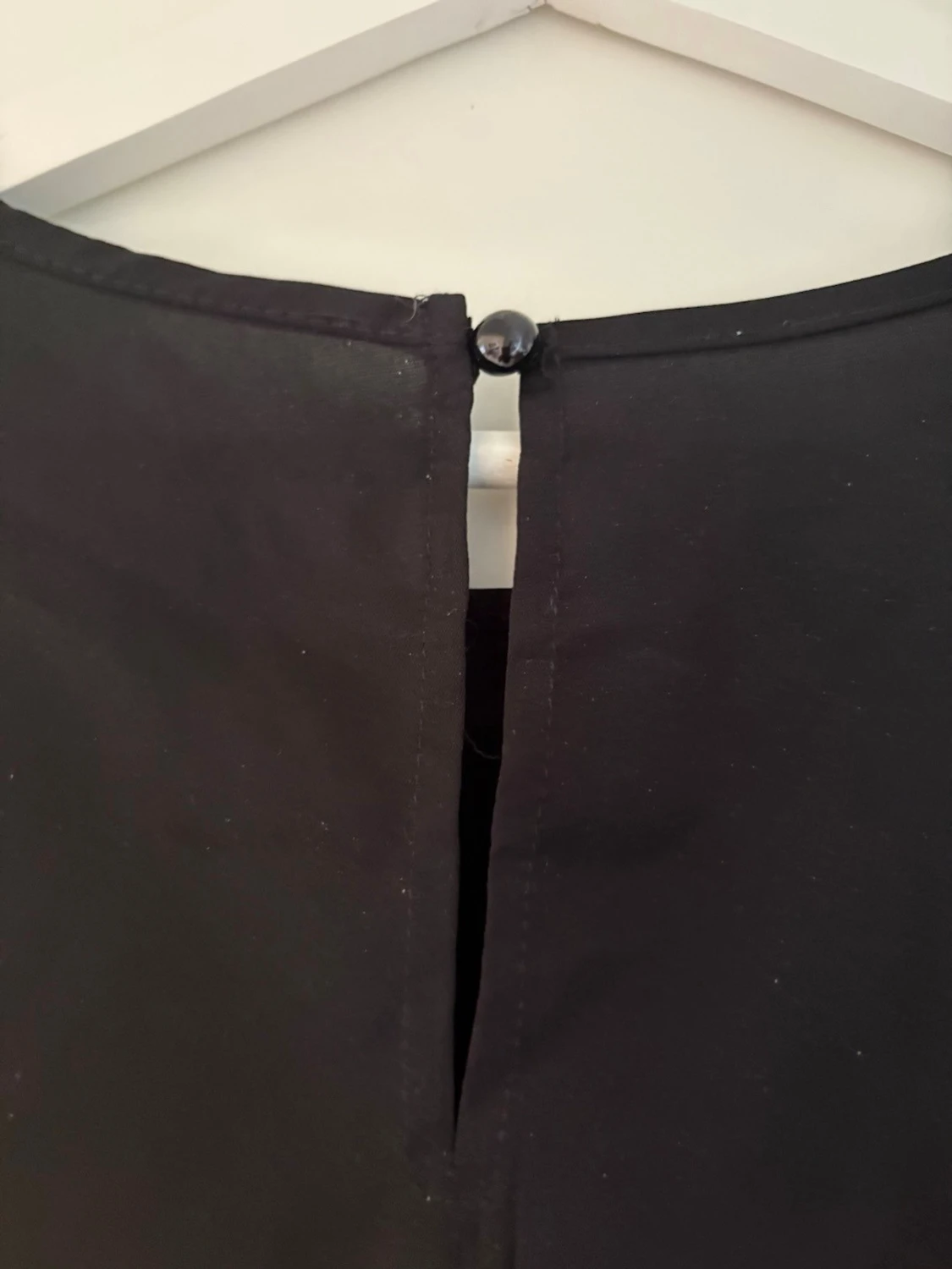 Svart blus med pärldetaljer - 3
