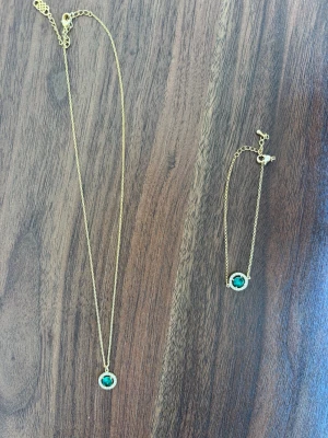 Set med halsband och armband från Lily and Rosé - Halsband och armband från serien ”Miranda” hos Lily and Rose. Värt ca 700 kr ordinarie pris, väldigt fint skick 🤍