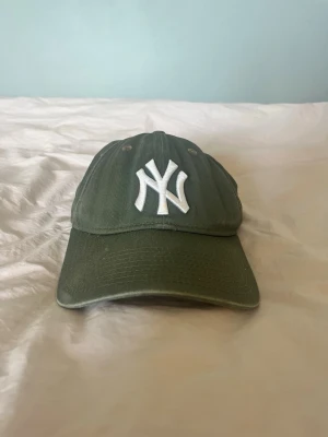New Era keps - Cool lite snyggt urtvättad olivgrön New Era, NY Yankees 9forty keps. One Size, men går att ändra i storleken. Defekter finns på bilderna.