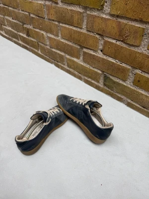 Maison Margiela Gats - Snygga Margiela Gats I storlek 40. Väl använda, men har fortfarande mycket kvar att ge. Skorna säljs i befintligt skick och flaws ser ni på bilderna. Perfekt som en everyday sko och väldigt bra nu till hösten. 
