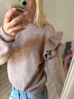 Så söt stickad tröja med volanger - Säljer denna jättesöta stickade tröja från H&M med volanger. Den är i barnstorlek men funkar som xs/s. Så fin nu till hösten skriv vid fler frågor💓