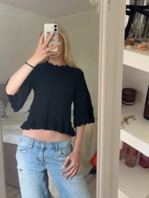 Jättesöt virkad topp - Säljer denna svarta virkade toppen med trekvartsärmar och volanger i armarna och nedtill sitter så fint på och i nyskick perfekt till nu i höst💓skriv vid fler frågor💓