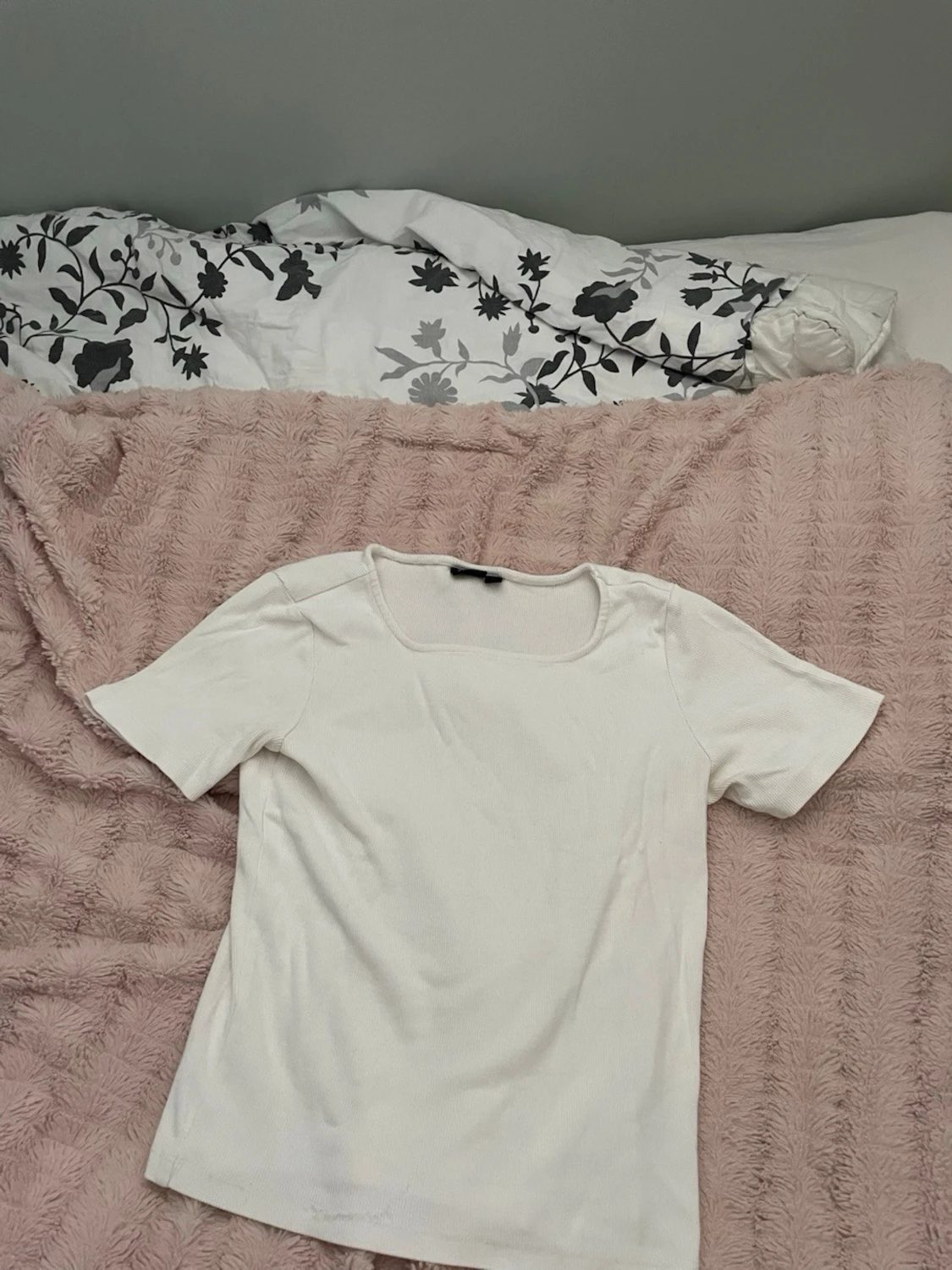 Vit ribbad t-shirt med fyrkantig ringning