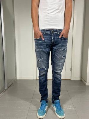 Dondup George Jeans  - Säljer dessa Dondup George Jeans I DEN NYA MODDELEN. Mått ca 43 o 106 cm. Moddelen är 183 o väger 68 kg, skriv för fler bilder/frågor🙌🏼