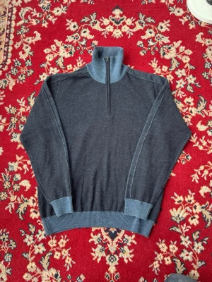 Navigare halfzip  - Riktigt najs quarter zip med hög seglarkrage. Märket är Navigare som är ett italienskt seglar/yacht märke. Något liten i storleken