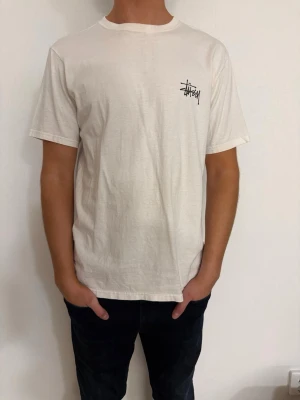 Vit Stüssy tshirt - Vit Stüssy tshirt. Storlek M. Endast testad.