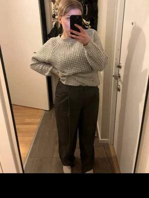 Kostymbyxor (Zara)  - Super stilrena kostymbyxor som tyvärr har blivit för stor för mig. Köptes från Zara och har använts några gånger men är i väldigt fint skick.   Passar perfekt till vardags, jobbet eller kanske även till en utgång 🤭🥂