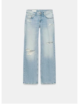 ZARA jeans storlek 38 - Säljer ett par ljusblå helt oanvända med prislapp på, Perfekta för en avslappnad och cool stil. Materialet är denim i bomull.  Råkade beställa en för stor storlek därav helt oanvända. 