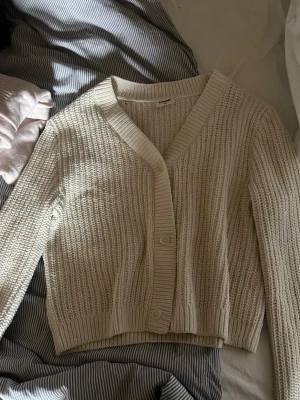 Beige stickad kofta från Kappahl - Mysig beige stickad kofta från Kappahl