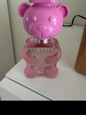 Moschino Toy 2 Bubblegum parfym - Säljer en Moschino Toy 2 Bubblegum parfym i edt. 50 ml. Endast tagit ett sprej