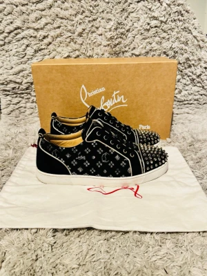 Christian Louboutin sneakers - | Skick: 9/10 | Färg: Svart vit och silver | Vad inkluderas: Skor och dustbag |