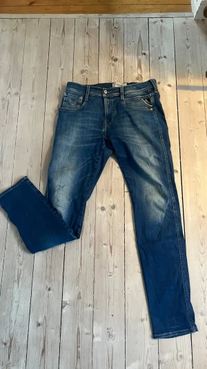 Blå Replay Anbass - Riktigt snygga Replay Anbass med lite slitningar! Passar till alla outfits och sitter otroligt skönt. Ska nämnas att ett litet hål på ena knät finns med syns knappt! st 30/32