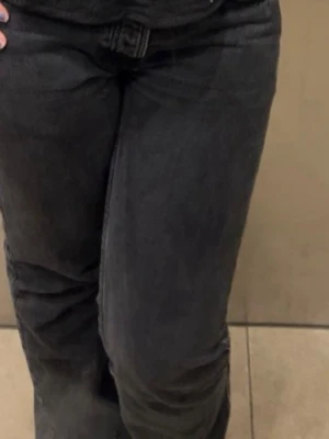 Svarta raka jeans med mid waist - Snygga svarta jeans med rak passform och mid waist. Jeansen har en tvättad look och är tillverkade i ett kraftigare denimtyg som ger en cool vintagekänsla.