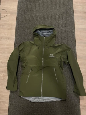  Arcteryx beta SL - Vintage green and olive green colour jacket from arc’teryx. Jacket is in prime condition.