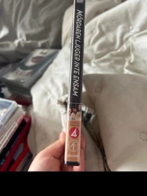 DVD Mördaren ljuger inte ensam - Säljer en DVD med filmen 'Mördaren ljuger inte ensam'. Omslaget är svart med filmens titel tryckt på ryggen och en liten bild på några av skådespelarna. Perfekt för dig som gillar svenska kriminalfilmer.