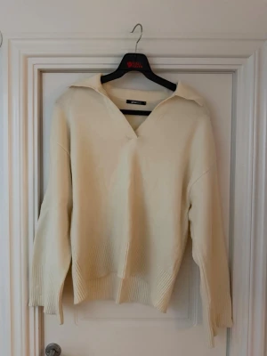 Beige stickad tröja med krage - Säljer en beige stickad tröja💕 Använd fåtalet gånger!